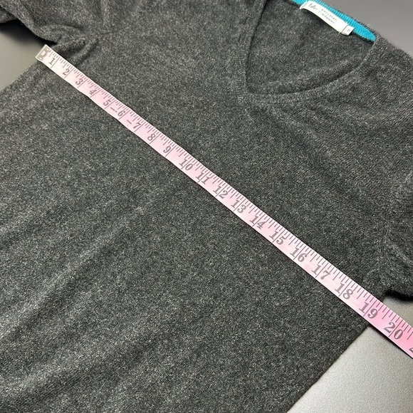 Isle Gray 100% Pure Cashmere Sweater Med V-Neckline Staple Minimalist Classic - Picture 7 of 11